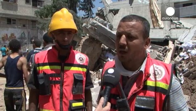 Gazze'de enkaz altındaki cesetler çıkarılıyor