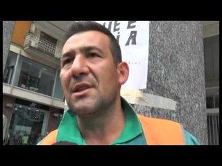Caserta - Operaio licenziato si incatena al Comune (26.07.14)