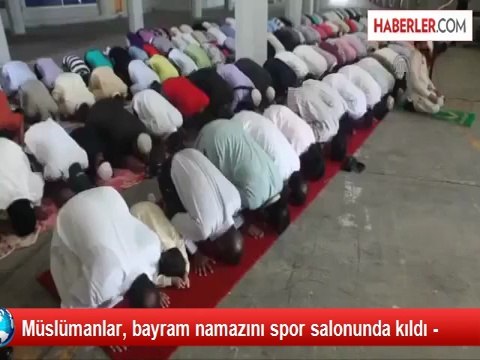 Müslümanlar, bayram namazını spor salonunda kıldı -
