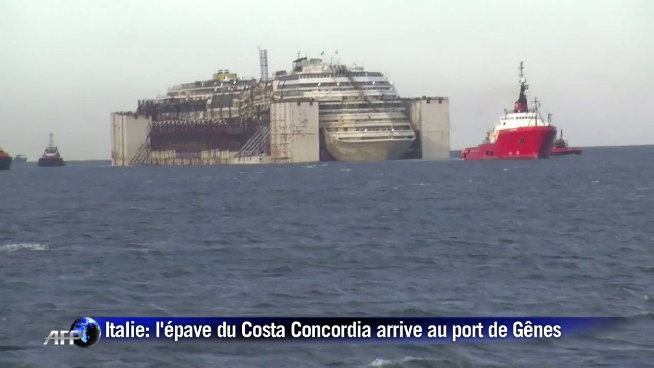 Italie: l'épave du Costa Concordia arrive au port de Gênes