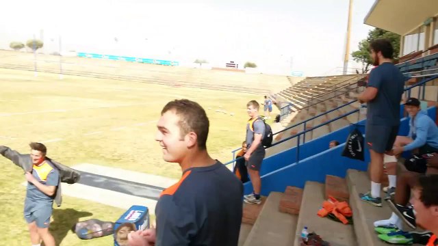 Un jeune sud-africain passe une pénalité de 80 mètres à l'entraînement