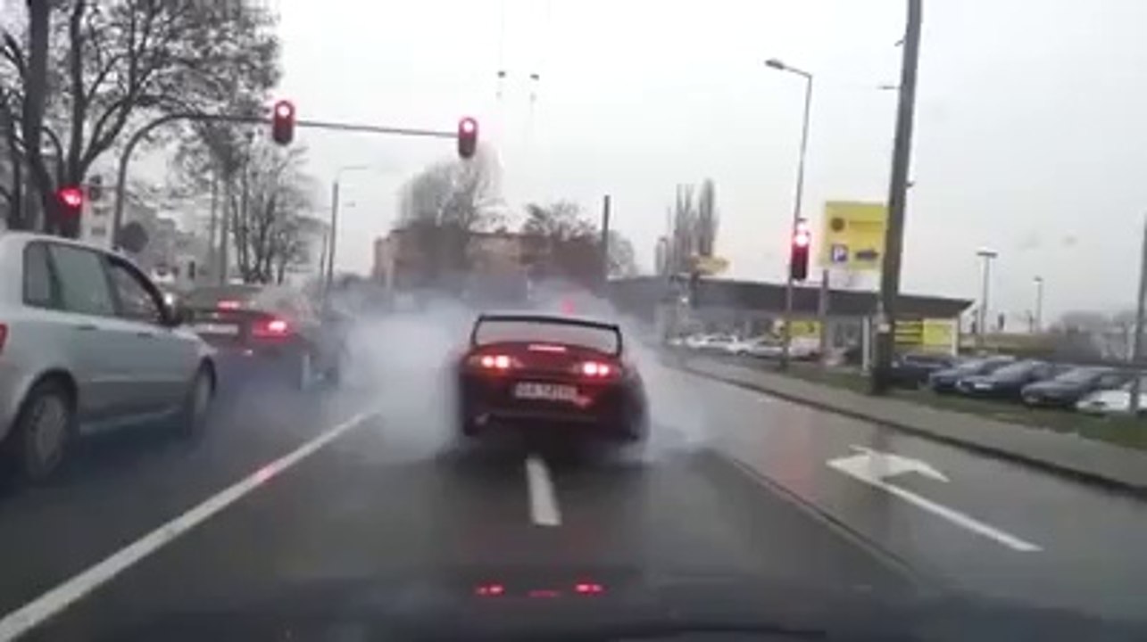 Trafik ışıklarında zor durdan Supra