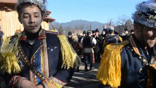 ▶ Cluj-AM_ Traditii in Bucovina de Munte - Jocul bunghierilor si jocul ursului - YouTube [720p]