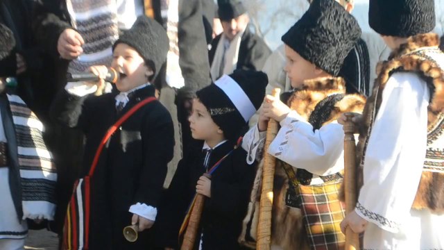 ▶ Cluj-AM_ Traditii in Bucovina de Munte - Uratul de Anul Nou - YouTube [720p]