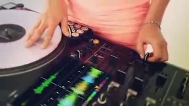 DJ Juicy M - Mixing and Scratching with vinyls (Exclusive)