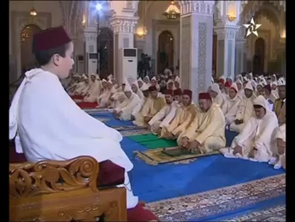 طفل صغير يتلو القرآن بصوت رائع أمام الملك محمد السادس