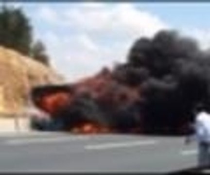 Seyir halindeki otobüste yangın çıktı: 3 ölü