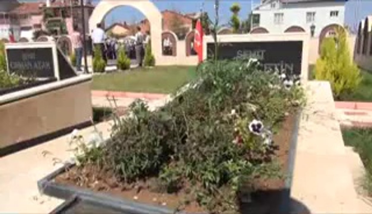 RAMAZAN BAYRAMI NEDENİYLE ARİFE GÜNÜNDE, VALİ SEDDAR YAVUZ, PROTOKOL ÜYELERİ İLE BİRLİKTE UŞAK ŞEHİTLİĞİNİ ZİYARET ETTİ.