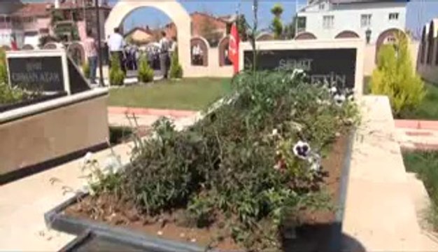 RAMAZAN BAYRAMI NEDENİYLE ARİFE GÜNÜNDE, VALİ SEDDAR YAVUZ, PROTOKOL ÜYELERİ İLE BİRLİKTE UŞAK ŞEHİTLİĞİNİ ZİYARET ETTİ.