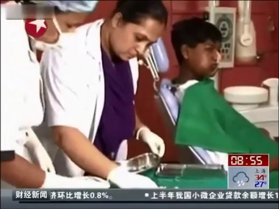 232 dents retiré de la bouche d'un garçon en Inde