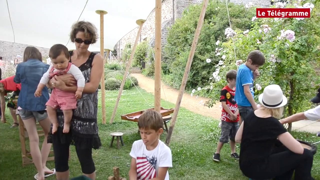 Roche-Jagu : des jeux en bois dans la cour du château