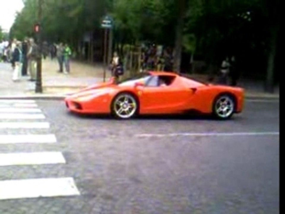 Ferrari enzo au feu rouge a Paris