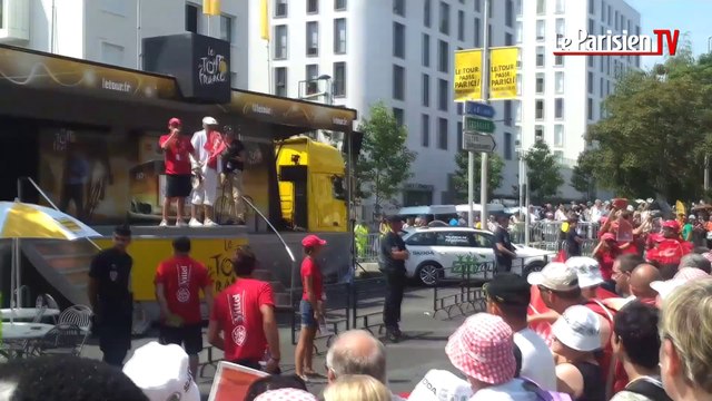 Evry : ola et valse de selfies pour le Tour de France