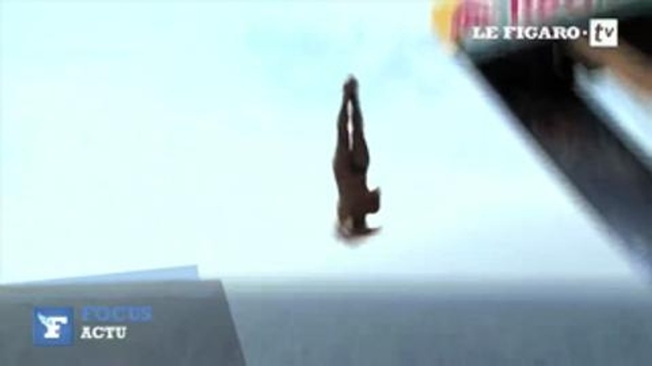 Portugal : jolis plongeons acrobatiques depuis une falaise