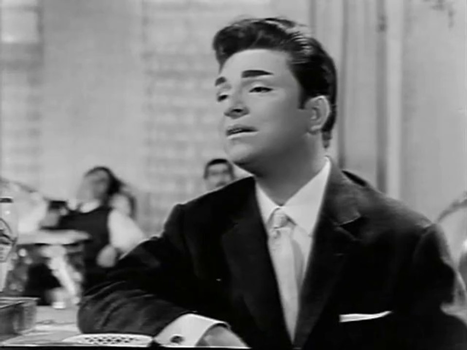 Bir Gönül Hikayesi Anlatırdı Gözlerin - Zeki Müren