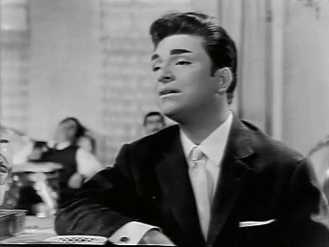 Bir Gönül Hikayesi Anlatırdı Gözlerin - Zeki Müren