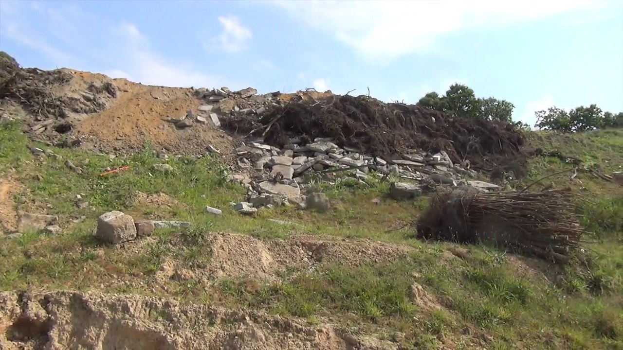 une décharge sur les hauteurs d'un lotissement à Avranches