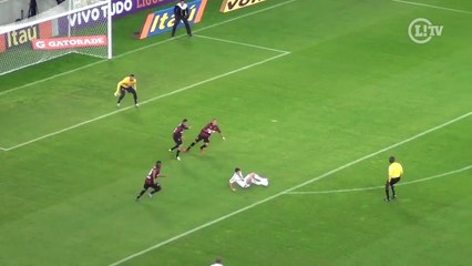 É craque! Sentado, Conca dribla marcador e quase faz golaço