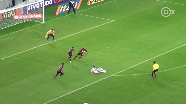 É craque! Sentado, Conca dribla marcador e quase faz golaço