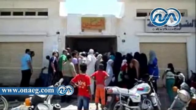 شاهد || مشاجرات و زحام أمام منافذ التموين للحصول على السلع الغذائية قبل العيد