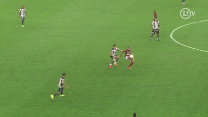 Olé! Paulinho entorta Bolívar com drible desconcertante