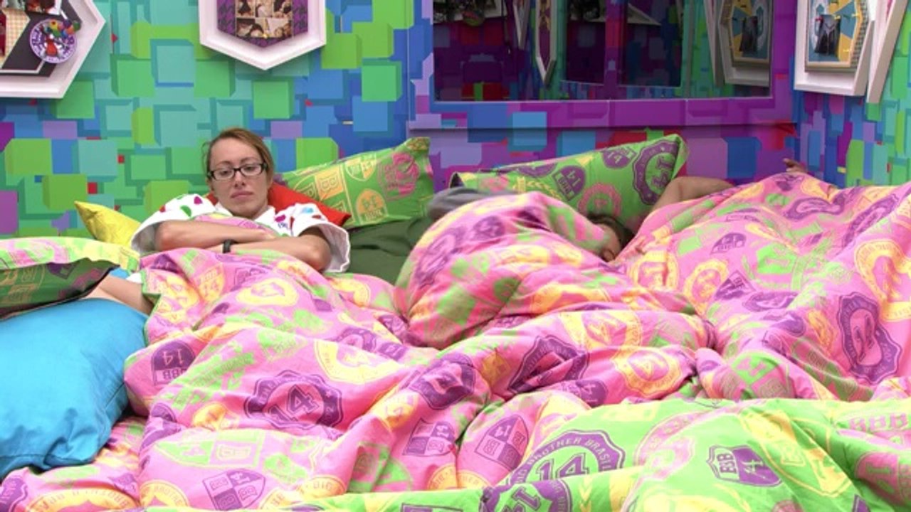 Franciele beija e abraça Diego na cama 'Você é irresistível'