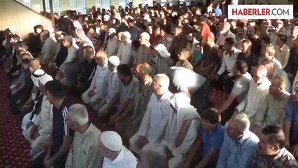 Çadır ve konteyner kentte bayram namazı -