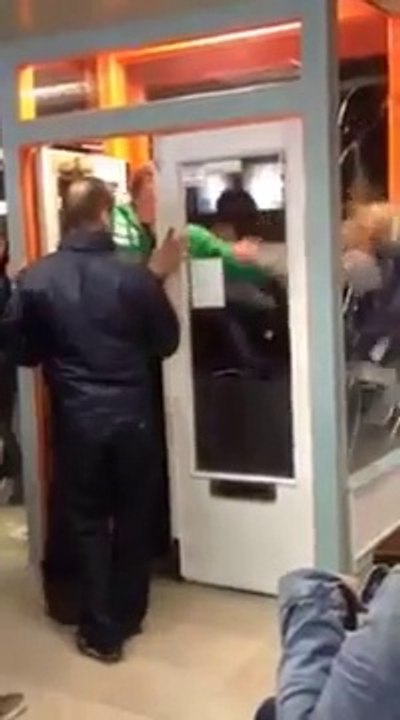 un homme Frappe une fille contre une vitre