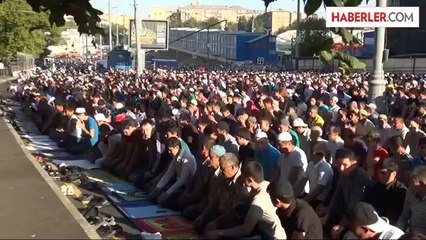 Moskova'da Cami Doldu, Cadde ve Sokaklar İnsan Seline Döndü