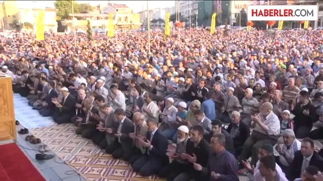 Elvan ve Davutoğlu, vatandaşlarla bayramlaştı -