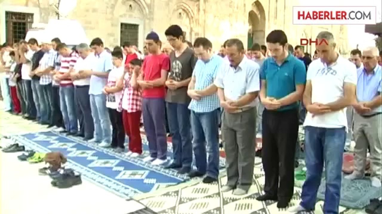 Arınç, Bayram Namazını Bursa Ulu Camii'de Kıldı