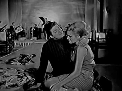 Çatılmış Kaşlarınla Sanki Düşman Gibisin - Zeki Müren (Türkan Şoray & Ajda Pekkan)