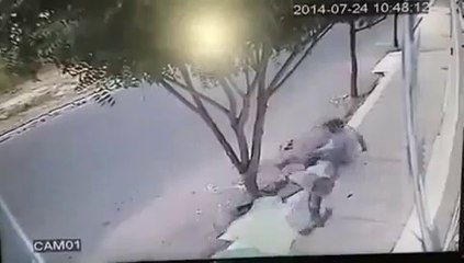 2 hommes assis sur le trottoir presque écrasés par un pick-up!