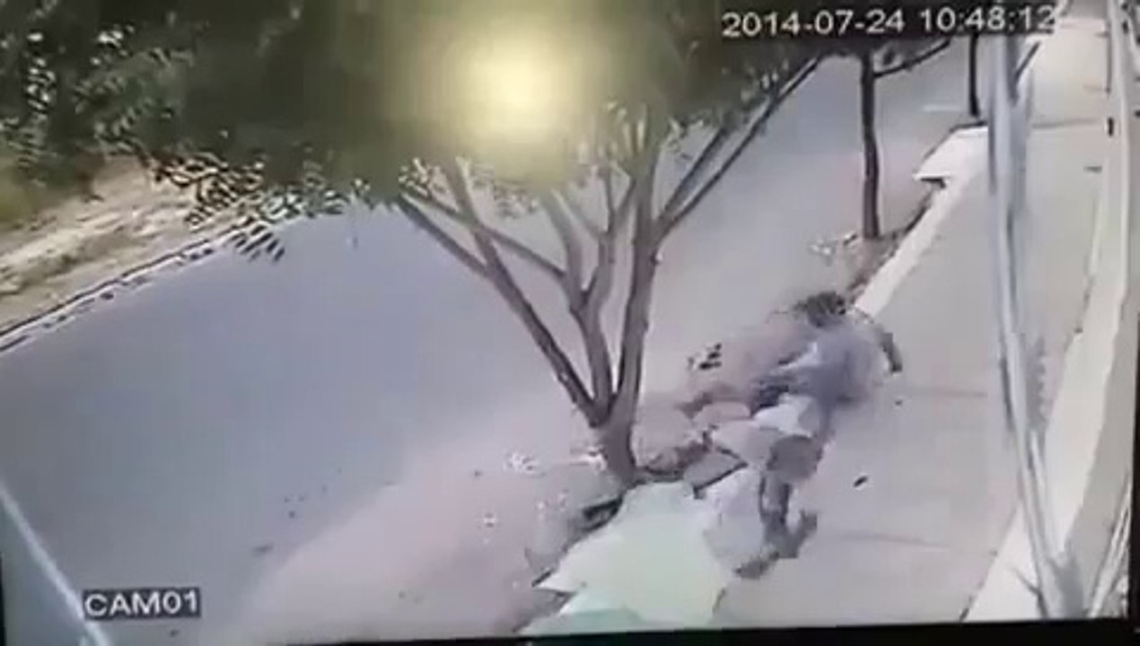 2 hommes assis sur le trottoir presque écrasés par un pick-up!