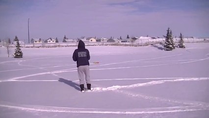 Faire du bateau télécommandé sur la neige... Enorme!