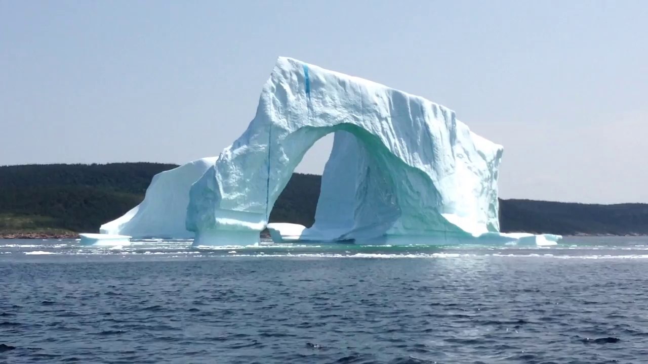 Vague géante créée par la chute d'un Iceberg géant!