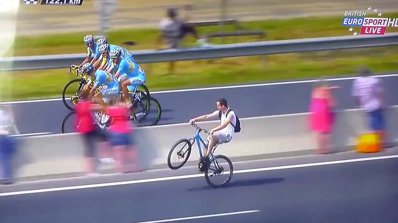 Un biker fait un Wheelie pendant le tour de france 2014