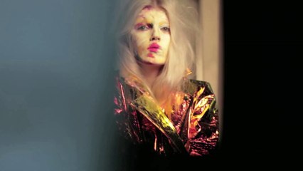 En backstage beauté de la séance "Organique" du Vogue d’août