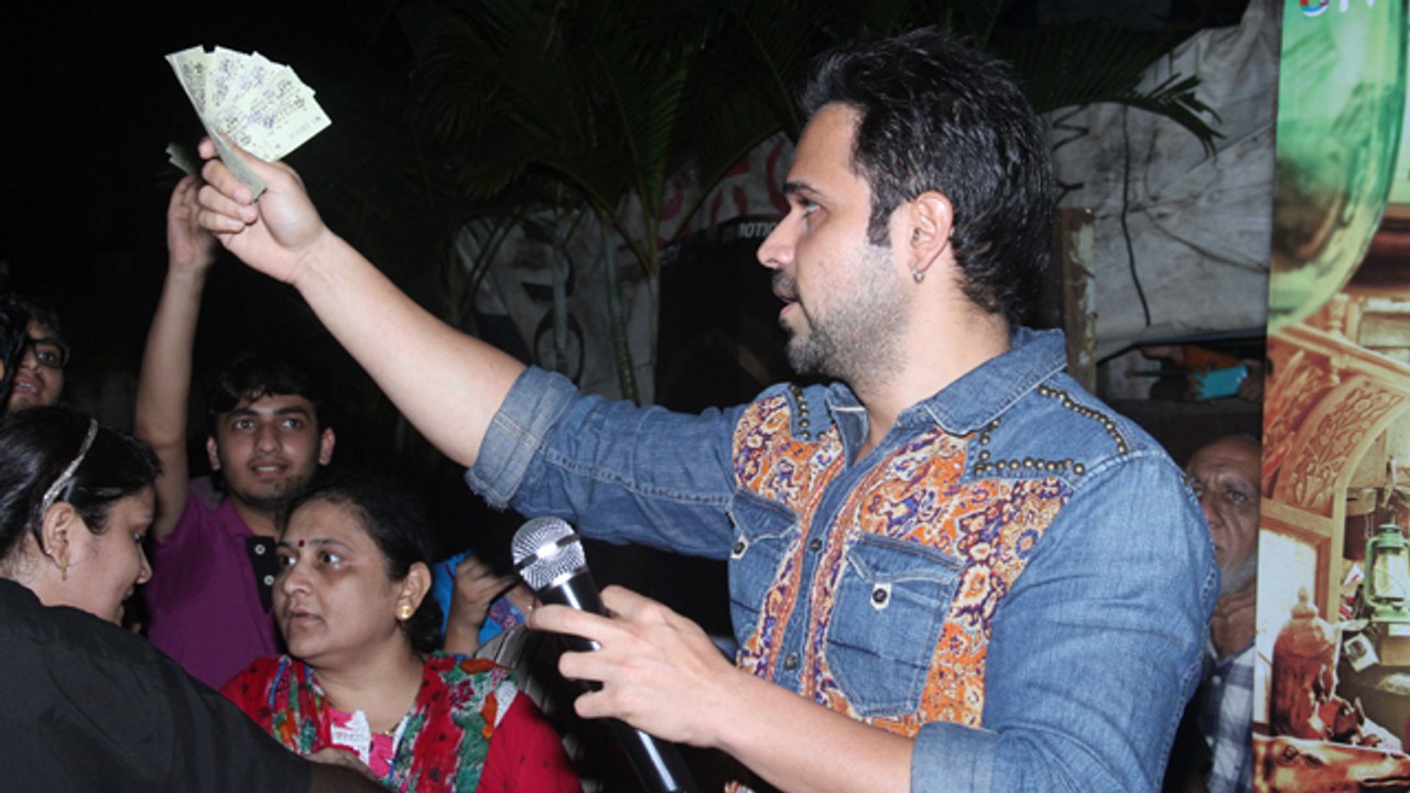 Emraan Hashmi Promotes Raja Natwarlal @ Gaiety Cinema | Sells Fake Tickets Of Kick !