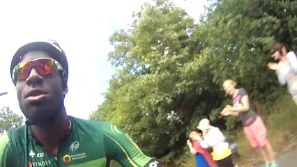 Cycliste du Tour de France pique une caméra dans le public et la garde sur une étape!