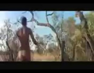 Correndo com muito medo.