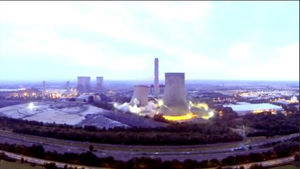 Angleterre : la démolition d'une centrale électrique filmée par les habitants