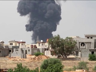 Libye: des réservoirs de carburant en feu, Tripoli craint une catastrophe