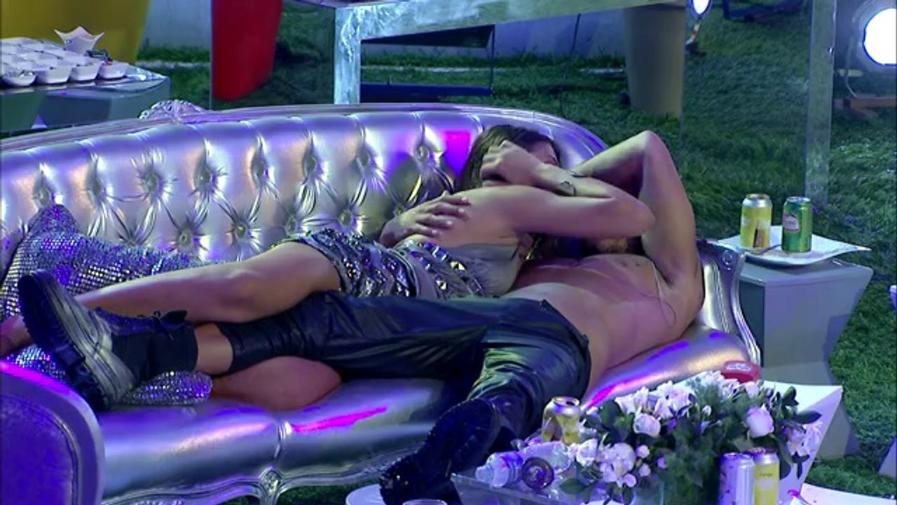 Franciele e Diego se beijam