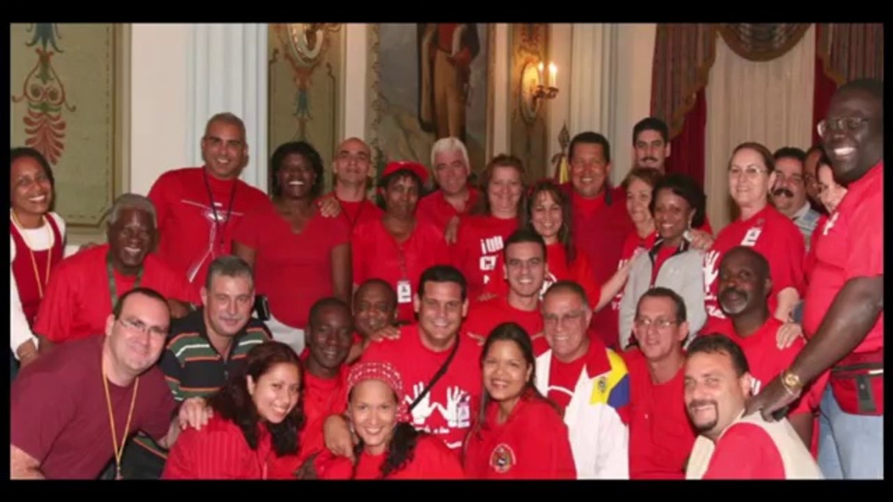 Médicos que atendieron a Chávez cantan en su natalicio