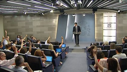 Rajoy y Sánchez rechazan la consulta pero difieren sobre reforma Constitución