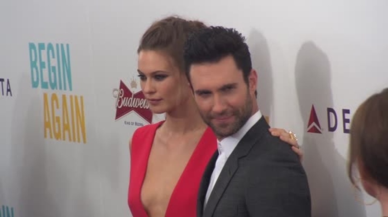 Behati Prinsloo möchte Babys mit Adam Levine haben