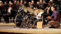 Niño batería ruso tocando con la orquesta sinfónica