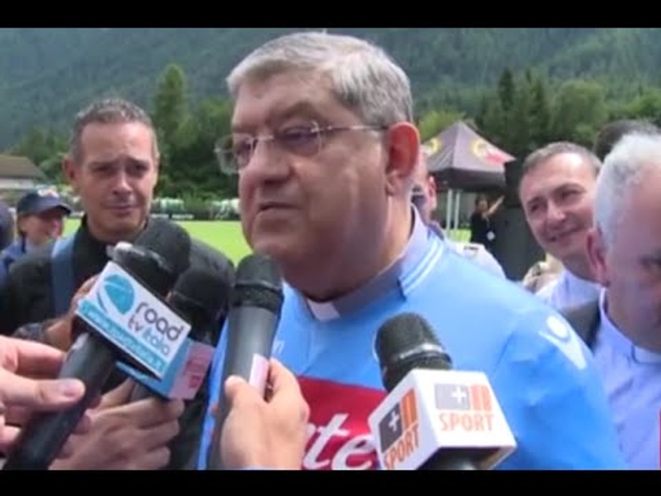 Dimaro (TN) - La maglia con il numero 1 per il cardinale Sepe (28.07.14)