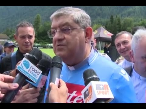 Dimaro (TN) - La maglia con il numero 1 per il cardinale Sepe (28.07.14)